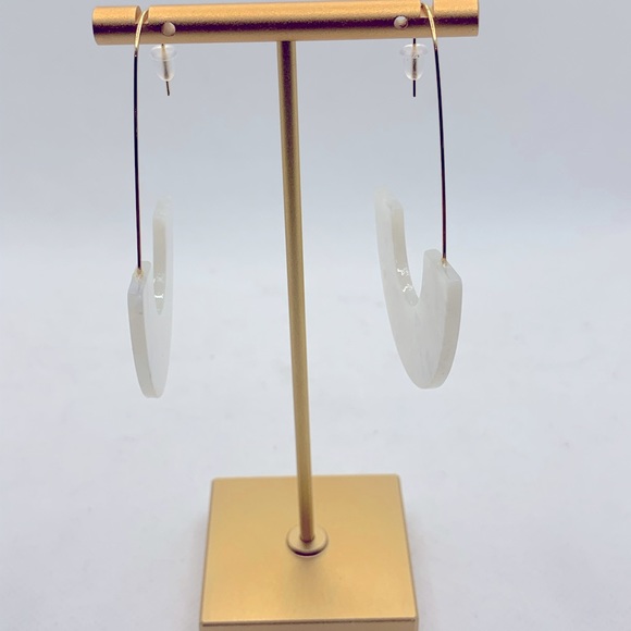 🎉 3 for $25 Pearlescent White Open Statement Earrings w/Hook Type Backing NWOT - Picture 2 of 7